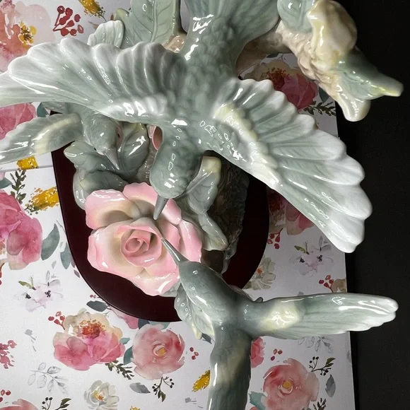๐SOLD๐ Vintage Fluttering HUMMINGBIRDS Ceramic Music Box Plays "Close to you" - Picture 15 of 17